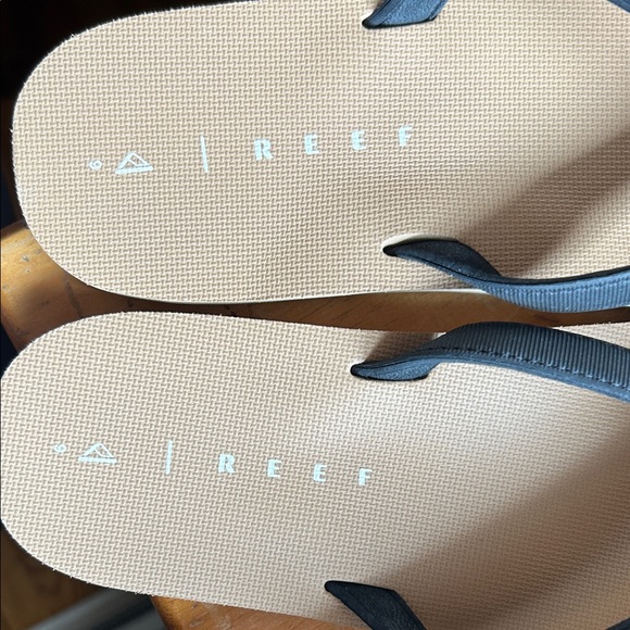 Reef Women's Tan Footbed Black Strap Sandals - Picture 4 of 7